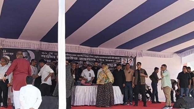 দুস্থদের মাঝে খাদ্যসামগ্রী ও বস্ত্র বিতরণ উদ্বোধন করলেন প্রধানমন্ত্রী