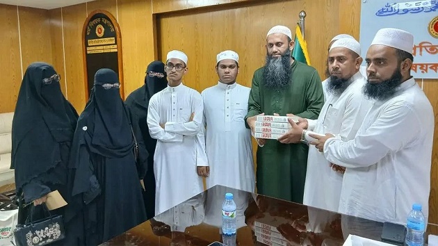বিশ্বজয়ী হাফেজদের উপহার দেওয়া ‘নেক্সাস’ বই ফেরত নিলেন ধর্ম প্রতিমন্ত্রী