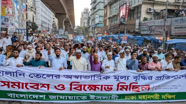 তেলের দাম বাড়িয়ে গদি রক্ষা হবে না