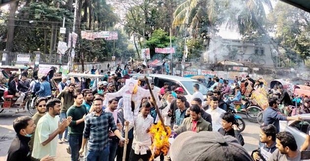 ঢাকা কলেজে ছাত্রদলের বিক্ষোভ, রাকিব-নাছিরের কুশপুতুল দাহ