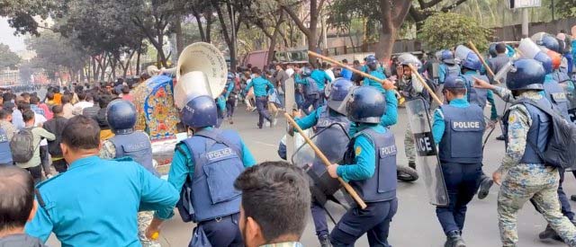 সচিবালয় গেটে প্রাইম এশিয়া ইউনিভার্সিটির শিক্ষার্থীর ধাওয়া-পাল্টা ধাওয়া, পুলিশের ফাঁকা গুলি