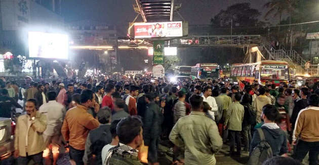 ‘প্রো-ভিসি ক্ষমা না চাইলে সড়ক ছাড়বেন না শিক্ষার্থীরা’