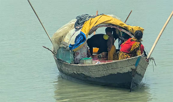 নৌকায় জন্ম, নৌকায় মৃত্যু, মাঝে ভাসমান জীবন
