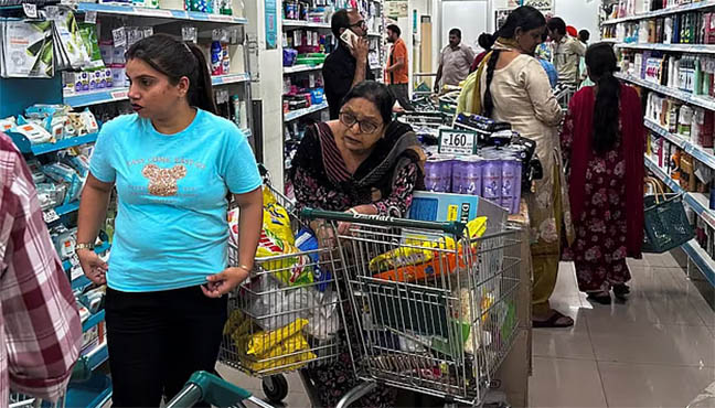 ভারত-পাকিস্তান যুদ্ধের শঙ্কায় খাবার ও ওষুধ মজুদ, রাত কাটছে বাংকারে