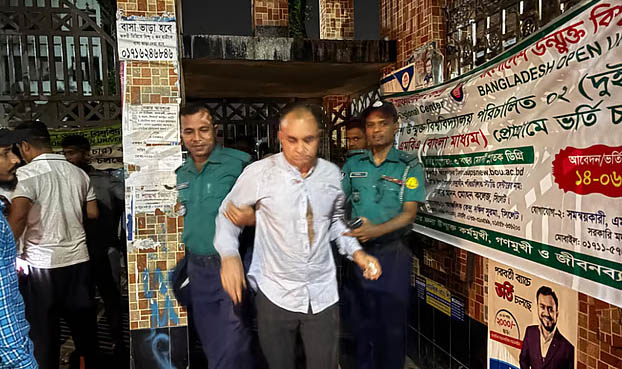 সিলেটে আওয়ামী লীগ নেতা ইউপি চেয়ারম্যানকে পিটিয়ে পুলিশে সোপর্দ