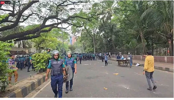 টিয়ারশেল-সাউন্ড গ্রেনেডে জবি শিক্ষার্থীদের ছত্রভঙ্গের চেষ্টা