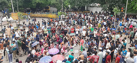 ২৪টি বাসে করে কাকরাইল মোড়ে এলেন জগন্নাথের আন্দোলনকারীরা