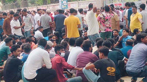 আজও বিক্ষোভ ছাত্রদলের, বহিরাগতদের নিয়ে ক্ষোভ শিক্ষার্থীদের