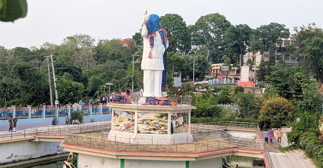 রাঙ্গামাটিতে ভাঙা হচ্ছে শেখ মুজিবের ভাস্কর্য
