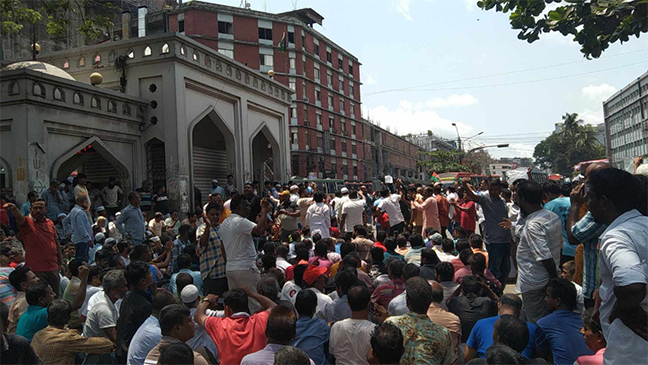 চলছে নগর ভবন ‘ব্লকেড' কর্মসূচি‘ যান চলাচল বন্ধ
