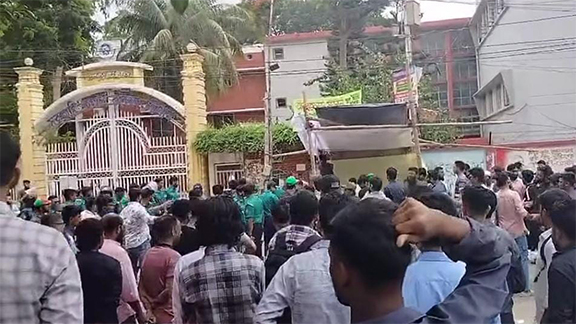 কমার্স কলেজে হাতাহাতি, শিবিরের উদ্দেশে যা বলল ছাত্রদল
