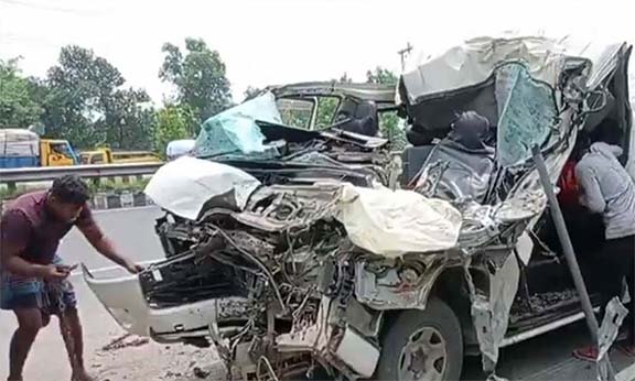 টাঙ্গাইলে ট্রাকে মাইক্রোর ধাক্কা, দুই ছেলেসহ বাবা নিহত