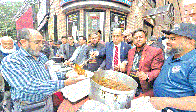 জ্যাকসন হাইটস এলাকাবাসীর  তবারক ও জায়নামাজ বিতরণ