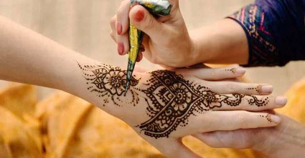 মেহেদির গাঢ় রং পাওয়ার সহজ কৌশল