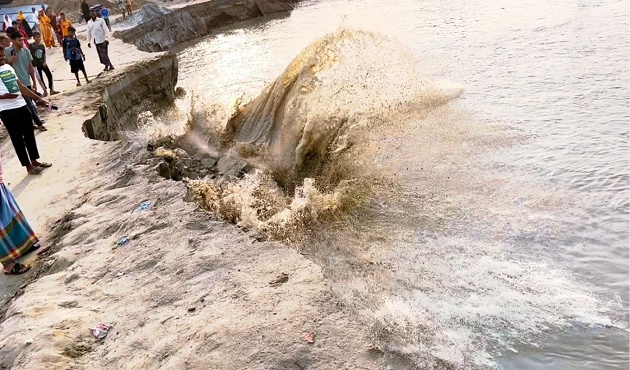 পদ্মা সেতু প্রকল্পের রক্ষা বাঁধে ভয়াবহ ভাঙন