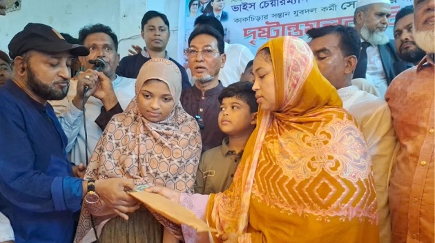 মিটফোর্ডে হত্যার শিকার সোহাগের পরিবারকে আর্থিক সহায়তা দিলো বিএনপি