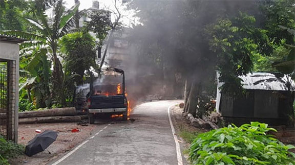 গোপালগঞ্জে পুলিশের গাড়িতে আগুন, ইউএনওর গাড়িতে হামলা