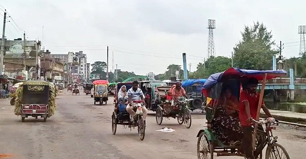 কারফিউয়ের মধ্যেও গোপালগঞ্জে চলছে যান, খুলেছে দোকান