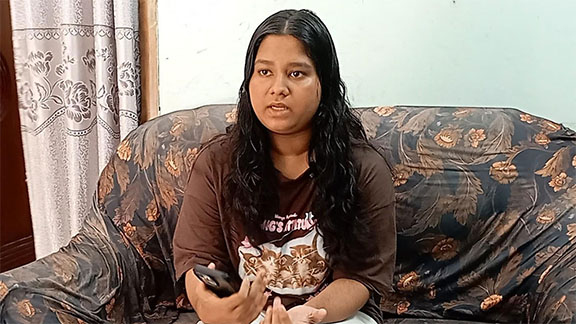 ‘আমি জানালার পাশে বসে ছিলাম হঠাৎ যেন আকাশটা আগুন হয়ে গেল’