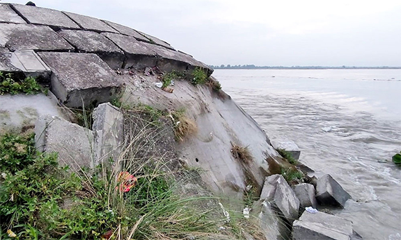 যোগাযোগ বিচ্ছিন্নের শঙ্কায় ৩০ লাখ মানুষ