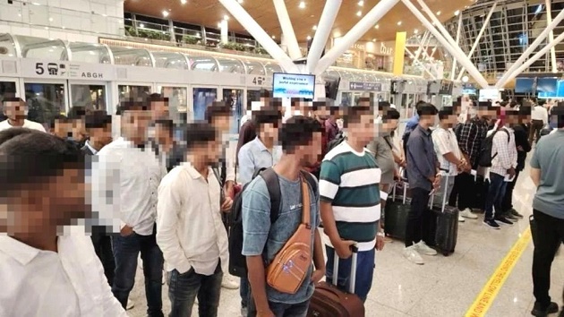 ফের ৯৮ বাংলাদেশিকে বিমানবন্দর থেকে ফেরত পাঠাল মালয়েশিয়া
