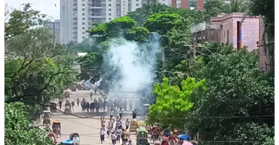 ঢাকা ও সিটি কলেজের শিক্ষার্থীদের দফায় দফায় সংঘর্ষ, পুলিশের লাঠিচার্জ ও সাউন্ড গ্রেনেড