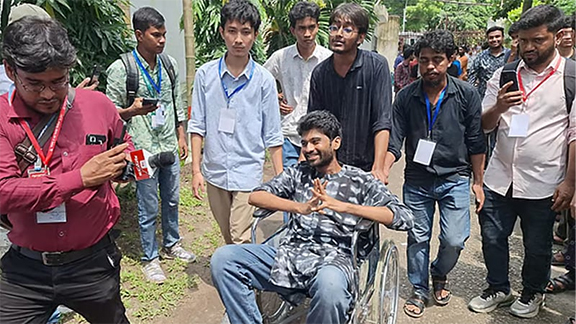 হুইলচেয়ারে করে ভোটকেন্দ্রে এলেন মেঘমল্লার বসু
