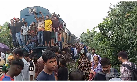 ফরিদপুরে ট্রেন আটকে যাত্রীদের নামিয়ে দেওয়ার অভিযোগ