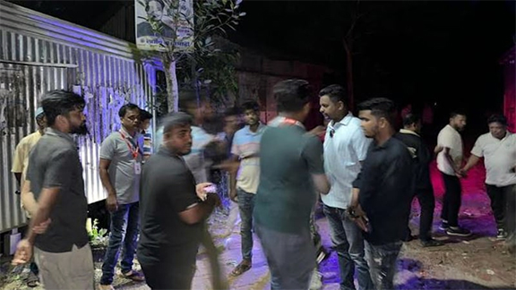 শরীয়তপুরে প্রবাসী আ.লীগ নেতার বাড়িতে এনসিপির ডিম নিক্ষেপ
