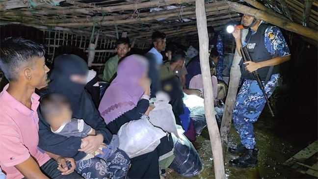 গহীন পাহাড়ে নারী-শিশুসহ ২১ জন উদ্ধার