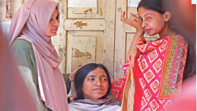 অভিযুক্ত ছেলেকে পুলিশে দিলেন মা