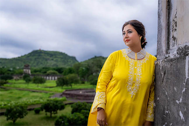 ফারসি সালোয়ারে মাতলেন অভিনেত্রী স্বস্তিকা