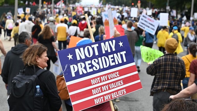 যুক্তরাষ্ট্রে এক মাস ধরে চলছে শাটডাউন, ট্রাম্পকে দায়ী মনে করছেন মার্কিনিরা