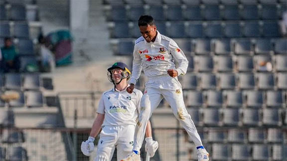 শেষ বলে তাইজুলের আঘাত, প্রথম দিন বাংলাদেশের প্রাপ্তি ৮ উইকেট