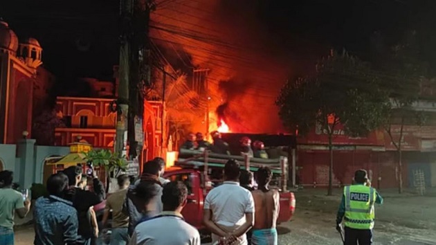 সিলেটে পুলিশের পিকআপসহ ১২ গাড়ি পুড়ে ছাই