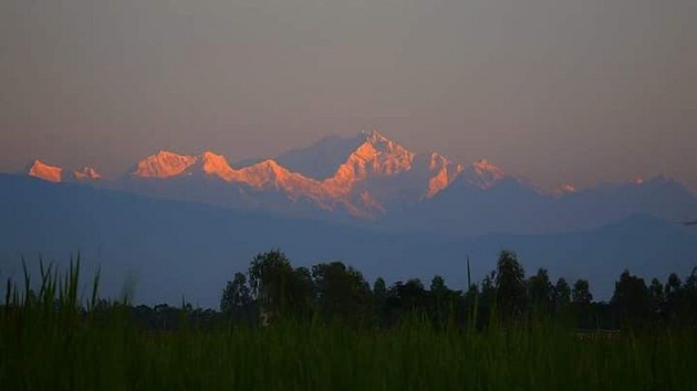 রাজসিক সৌন্দর্যে তেঁতুলিয়ার আকাশে শুভ্র কাঞ্চনজঙ্ঘা