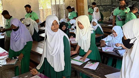 পরীক্ষা চলাকালে হলে প্রবেশ করে ছাত্রদল নেতার কলম-চকলেট বিতরণ