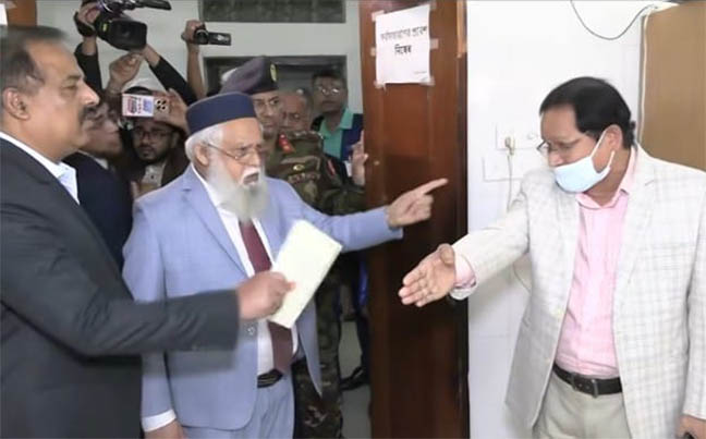 স্বাস্থ্যের ডিজি’র সঙ্গে তর্কে জড়ানোয় চিকিৎসককে দায়িত্ব থেকে অব্যাহতি, শোকজ