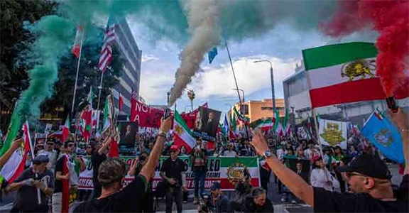 ইরানে দমন-পীড়নের প্রতিবাদে যুক্তরাষ্ট্রে হাজারো মানুষের মিছিল