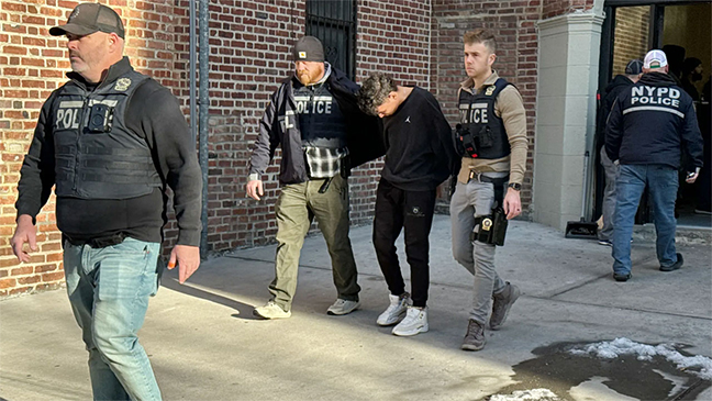 যুক্তরাষ্ট্রে এক বছরে প্রায় ৪ লাখ অভিবাসী গ্রেপ্তার