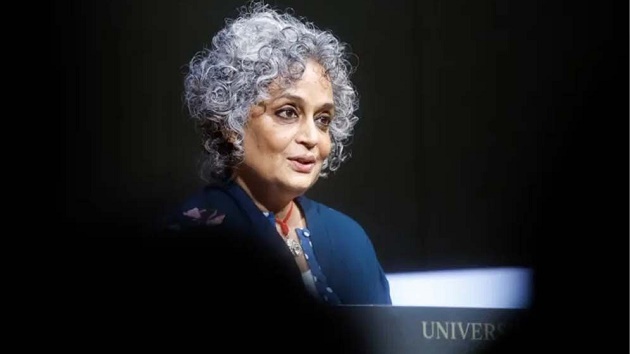 ইসরাইলি গণহত্যাকে রাজনৈতিক বলায় বার্লিন চলচ্চিত্র উৎসব বর্জন অরুন্ধতী রায়ের