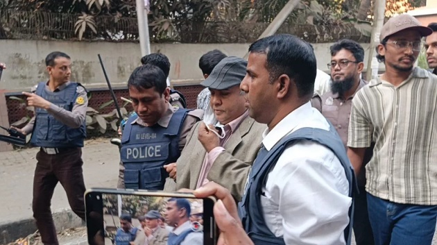 ধানমন্ডি ৩২ নম্বরে ফুল দিতে যাওয়া ঢাবি অধ্যাপক জামালসহ আটক ৫