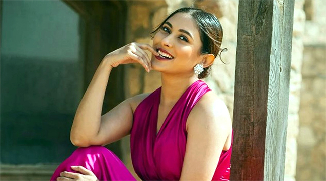 ১৯ বছর পর ভারতে মঞ্চ মাতাবেন শাকিরা