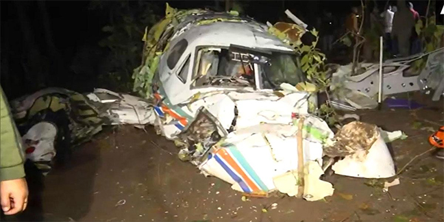 ভারতে এয়ার অ্যাম্বুলেন্স বিধ্বস্ত হয়ে ৭ জন নিহত