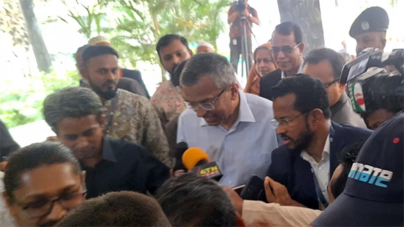 যোগদান করলেন নতুন গভর্নর মোস্তাকুর রহমান