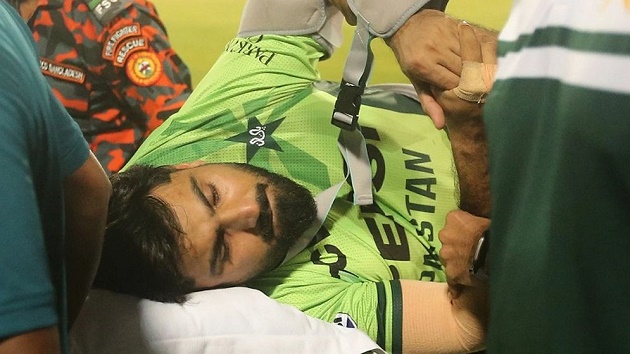 আহত পাকিস্তানি ফিল্ডারকে নেওয়া হলো হাসপাতালে