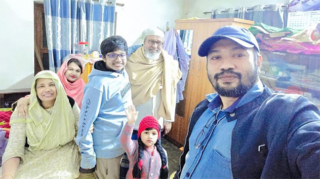 গাছে প্রাইভেটকারের ধাক্কা, এক পরিবারের ৩ জন নিহত