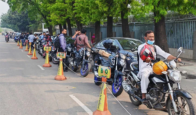 তেজগাঁও-মহাখালীতে সব পাম্প বন্ধ, বিজয় সরণিতে তেল নিতে দীর্ঘ লাইন