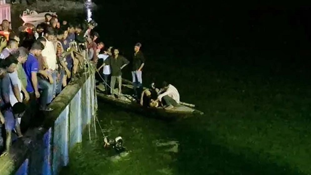 দৌলতদিয়ায় নিয়ন্ত্রণ হারিয়ে বাস নদীতে, ১৪ জনের মরদেহ উদ্ধার