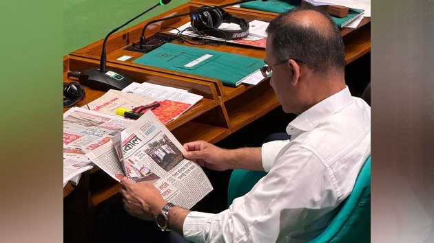 সংসদ অধিবেশনেও দায়িত্বে সচেতন, পত্রিকায় চোখ প্রধানমন্ত্রীর